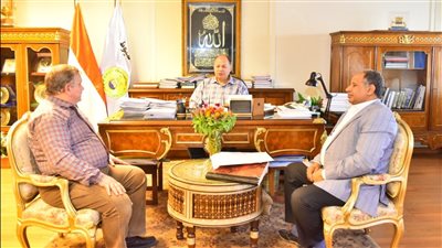 محافظ أسيوط يوجه بتكثيف الحملات التموينية على المطاحن لضمان إنتاج دقيق مطابق للمواصفات