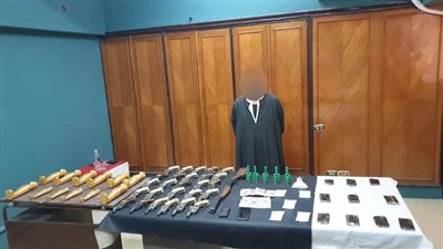 آثار وسلاح ومخدرات.. سقوط عنصر إجرامي بسوهاج بحوزته 12 تمثالًا فرعونيًا