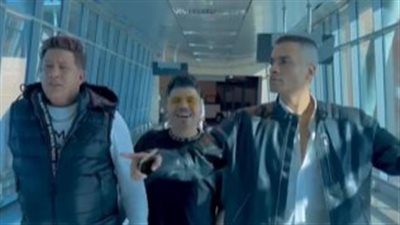 حمو بيكا يثير الجدل في مطار أبو ظبي بسبب حذائه.. والجمهور: شبشب عالمي