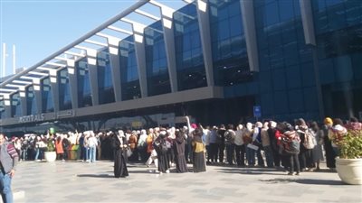 منذ الصباح الباكر.. تجمعات كبيرة لفتيات بمطار القاهرة لاستقبال عضو فرقة ASTRO والمغني الكوري سيهون