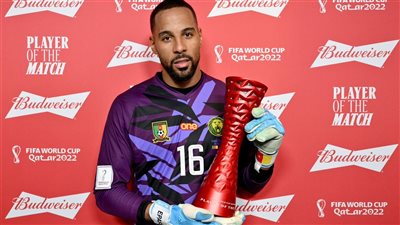 ديفيز إيباسي حارس مرمى الكاميرون يحصد جائزة رجل المباراة أمام البرازيل