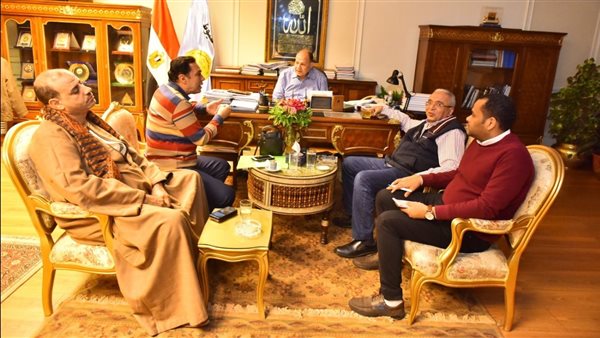 محافظ أسيوط يلتقي