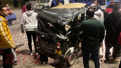 توك توك يصطدم بـ موتوسيكل على كوبري الرشاح بالمطرية بسبب السير العكسي | بث مباشر