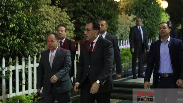 رئيس الوزراء يقدم