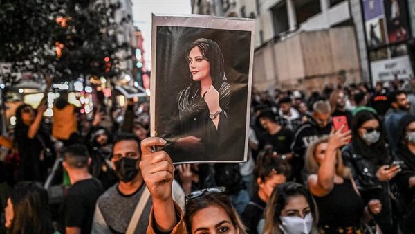 متظاهرون يرفعون صورة