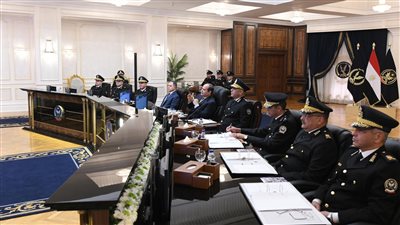 قدوة للشباب والتسلح بالعلم.. تعرف على وصايا الرئيس لطلاب الشرطة خلال كشف الهيئة | صور وفيديو