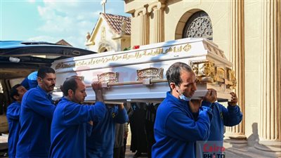 آية من الكتاب المقدس تُزين تابوت مفيد فوزي.. مشاهد من جنازة الأستاذ | صور