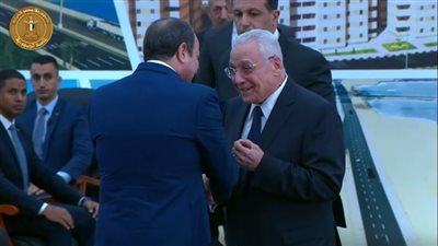 الرئيس السيسي يكرم المدير التنفيذي لمشروع محور التعمير