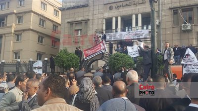 استمرار الوقفة الاحتجاجية للمحامين اعتراضًا على التسجيل في منظومة الفاتورة الإلكترونية 