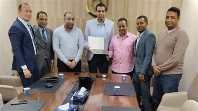 بعد رحلة بحث امتدت 3 أيام على الإنترنت.. شاب أقصري أمين يعيد حقيبة لصاحبها بعد فقدها