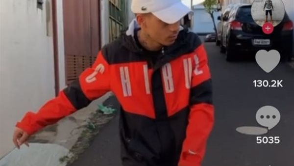 الشاب الاجنبي في