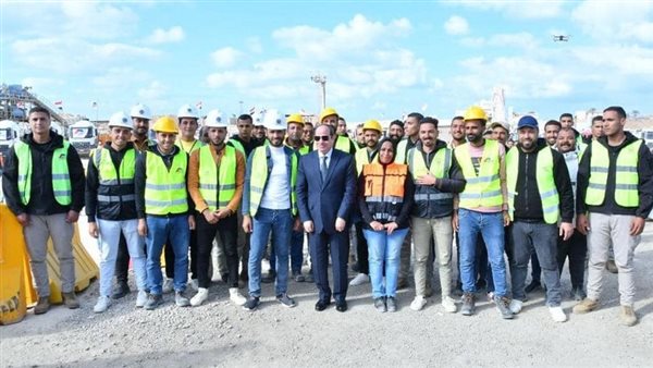 السيسي مع العاملين