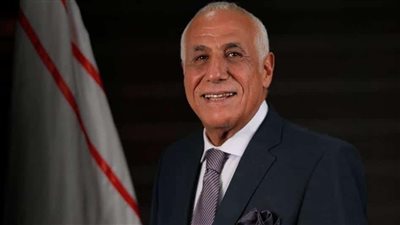 حسين لبيب يهنئ لاعبي يد الزمالك بعد الفوز على الأهلي بدوري المحترفين