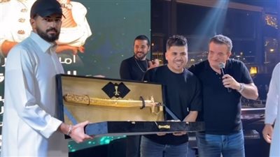 بيكرموك على إيه..انتقادات لـ عمر كمال بعد حصوله على سيف من الذهب في السعودية