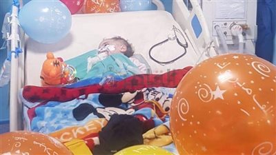 ادعوا له بالشفاء.. أطباء بالمنوفية يحتفلون بميلاد طفل أتم عامه الثاني على جهاز التنفس الصناعي