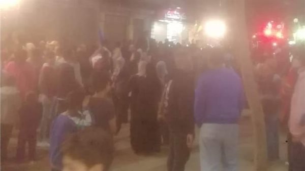 تجمع الأهالي أثناء