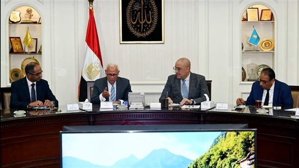 وزير الإسكان ومحافظ