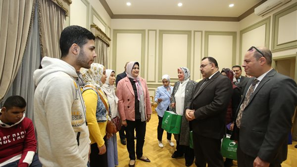 طلاب وطالبات مدرسة