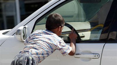 أجبروهم على مسح العربيات تحت تهديد السلاح.. القبض على شخصين استغلا الأطفال في أعمال التسول بمدينة نصر