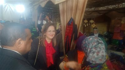 على أنغام الفنون الشعبية الأسوانية.. وزراء يفتتحون معرض أيادي مصر للمنتجات التراثية