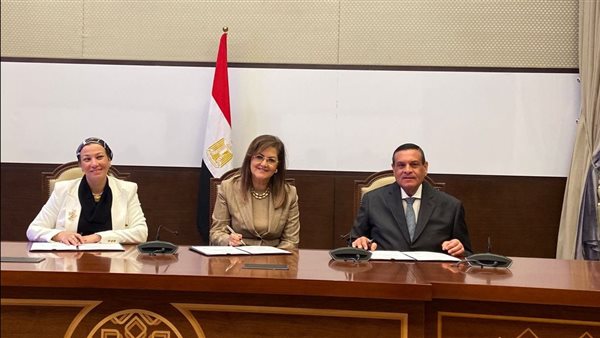 3 وزرات يوقعون عقد