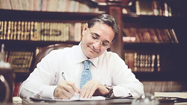 الكاتب الصحفي عبد