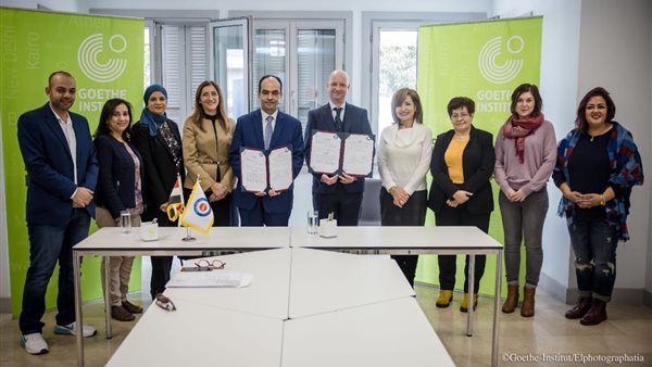 جانب من توقيع الاتفاقية