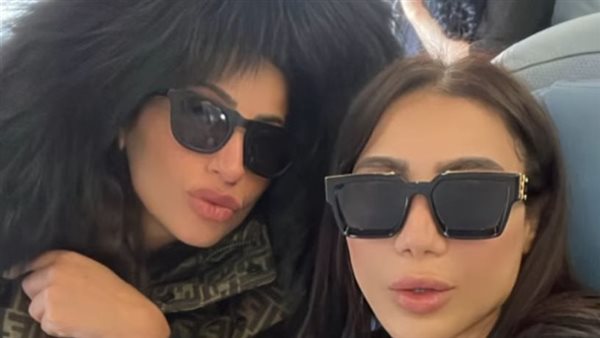 دينا الشربيني وصديقتها