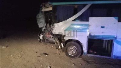 7 سيارات إسعاف لنقل مصابي حادث تصادم سيارة نقل مع أتوبيس على طريق قفط - القصير | صور