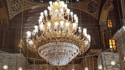 الانتهاء من أعمال ترميم النجفة الرئيسية لجامع محمد علي بالقلعة | صور 