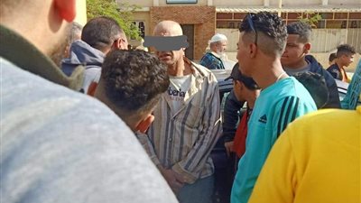  أهالي السويس يضبطون لصا يسرق محتويات السيارات خلال خطبة الجمعة