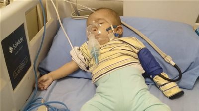 والد طفلة تعاني من تضخم بالقلب: تحتاج لقسطرة.. والتأمين الصحي يرفض ويقرر إجراء جراحة