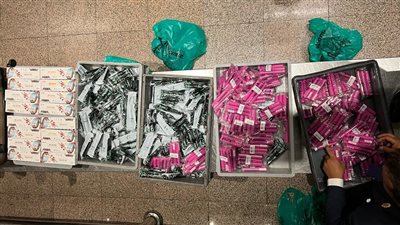 إحباط محاولة تهريب 720 عبوة مستحضرات تجميل وتليفونات وساعات ذكية بمطار القاهرة