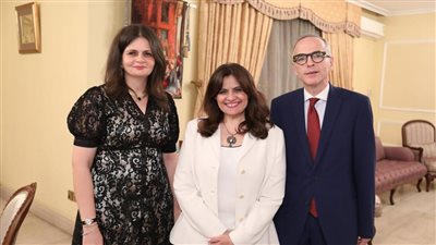 وزيرة الهجرة تصل الإمارات للقاء الجالية والمشاركة بمؤتمر صناع التنمية والسلام 