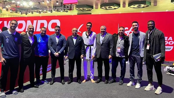 سيف عيسى مع بعثة