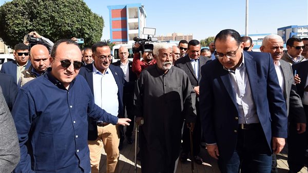 رئيس الوزراء مع مواطن