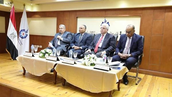 جانب من الندوة 