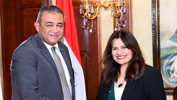 وزيرة الهجرة مع قنصل