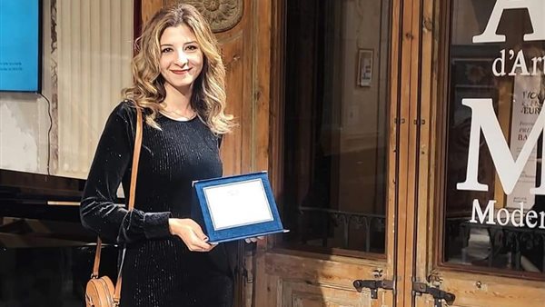 الفنانة التشكيلية