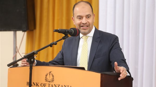 الدكتور عبد العزيز