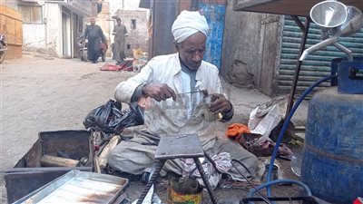 بيواجه السرطان بالنار والقصدير.. قصة كفاح عم محمود بقنا: المرض بينهش جسمي ونفسي أتعالج