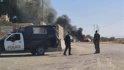 حريق يلتهم سيارة تاكسي على الطريق الصحراوي الغربي في قنا 