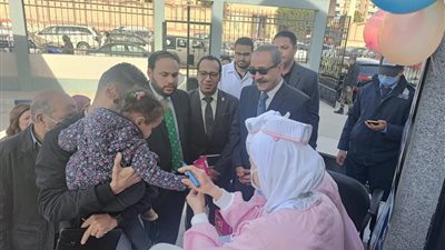 محافظ الإسماعيلية ووكيل وزارة الصحة يشهدان حملة التطعيم ضد شلل الأطفال