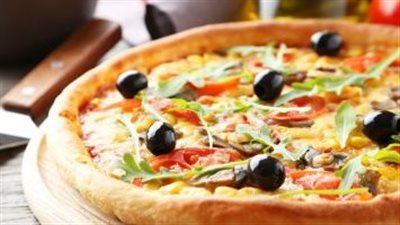طريقة عمل البيتزا الإيطالية.. هشة ولذيذة