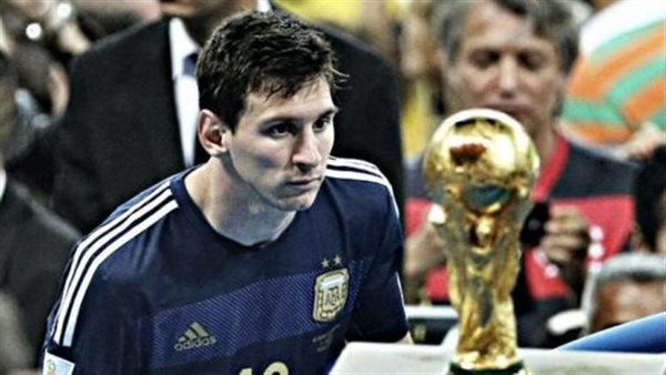 ليونيل ميسي ينظر