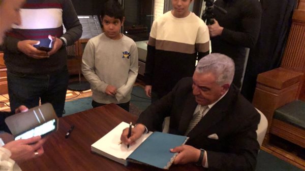 زاهي حواس يلقي محاضرة