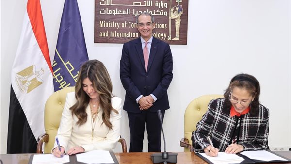 جانب من التوقيع