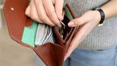 سائلة: هل من حق زوجي أن يتصرف في مالي بغير إذني؟.. والأزهر للفتوى يرد