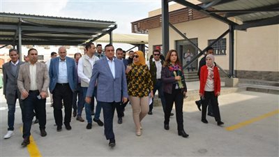 وزير التنمية المحلية ومحافظ دمياط يفتتحان المركز التجاري Down town وموقف سيارات الأجرة برأس البر