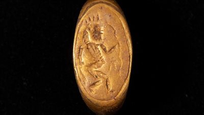 الآثار تعلن الكشف عن مجموعة من الحلي الذهبي بتل العمارنة بالمنيا | صور 